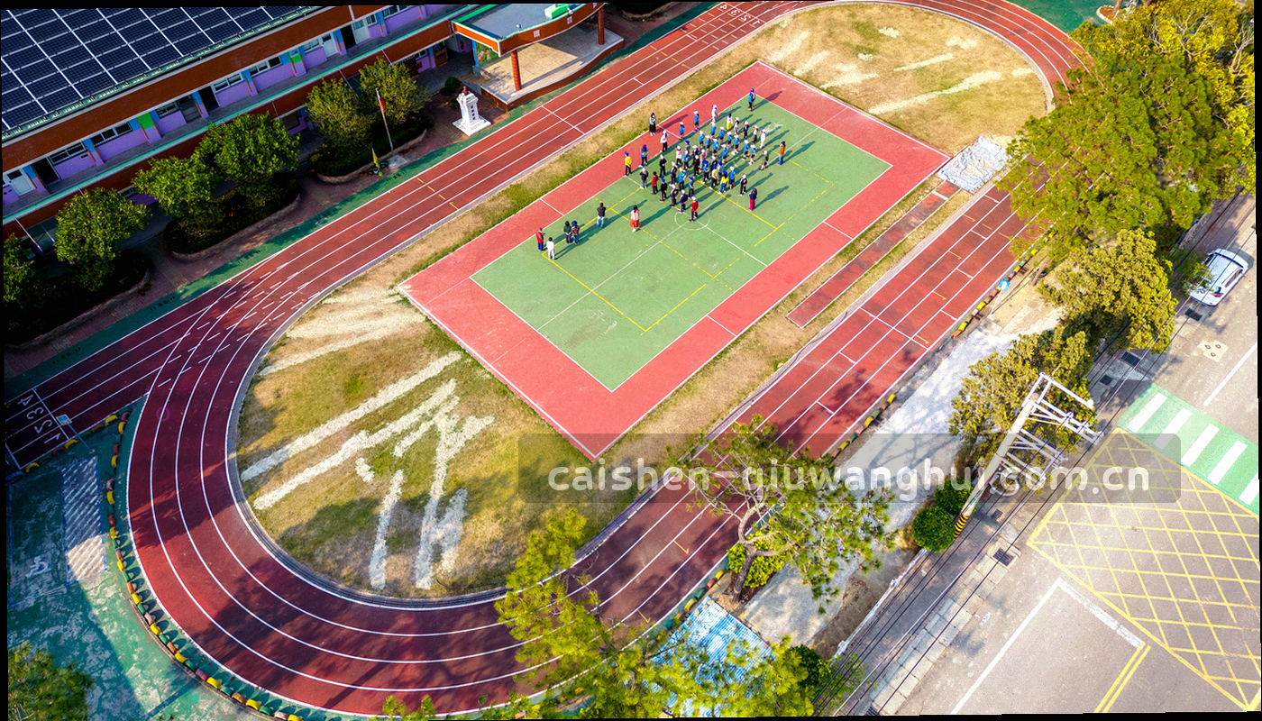 左右两栏阵型示意，同一位置以虚线连接表示轮换，变动处用热区橙标记